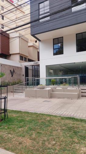 a building with some plants in a courtyard at Lujoso monoambiente en el prado in Cochabamba