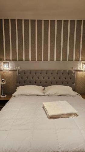 a bedroom with a large white bed with a headboard at Loft Leben 02 Centro de Pomerode - Loft de luxo in Pomerode