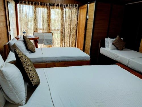Katil atau katil-katil dalam bilik di Nature's Lake View Sigiriya