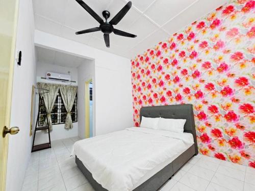 Un pat sau paturi într-o cameră la Homestay Mahligai Cinta, Taman Banting Baru