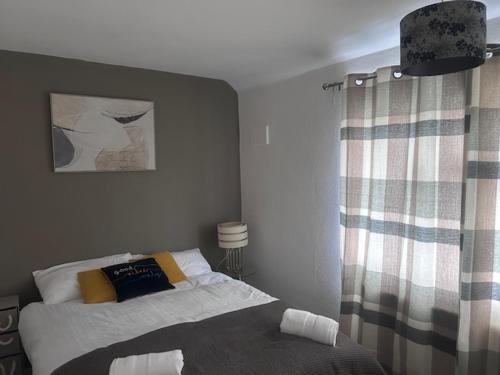 Postel nebo postele na pokoji v ubytování Delightful-Ipswich Suffolk-4 Bed-SelfCatering-Contractor-Parking-Wifi