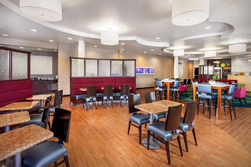 a restaurant with tables and chairs in a room at SpringHill Suites by Marriott Modesto in Modesto