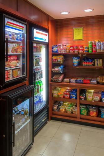 Supermarket nebo jiné obchody v  hotelu nebo okolí