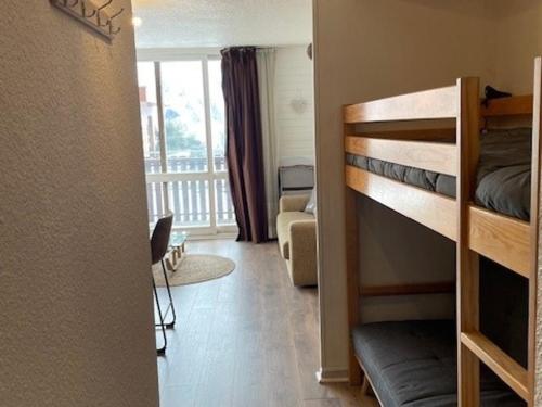 une chambre avec un lit superposé et un salon dans l'établissement Studio cabine 4 pers, 200m des pistes, animaux acceptés - FR-1-636-233, à Orcières
