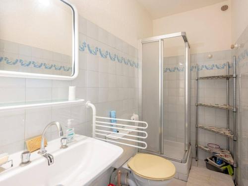 une salle de bain avec toilettes, lavabo et douche dans l'établissement Appartement chaleureux avec terrasse et parking au Lavandou - FR-1-816-2, au Lavandou