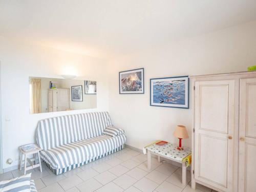 un salon avec un canapé et une table dans l'établissement Appartement chaleureux avec terrasse et parking au Lavandou - FR-1-816-2, au Lavandou
