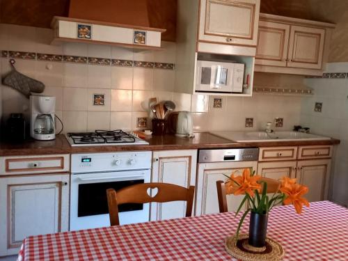 Photo de la galerie de l'établissement Maison lumineuse et calme près de Domme avec Wifi et animaux acceptés - FR-1-616-448, à Domme