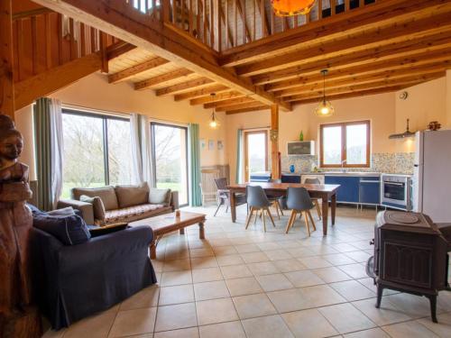 un salon avec un canapé et une table dans l'établissement Évasion en Périgord: Gîte 4 chambres, terrasse, jardin, animaux bienvenus, près de Sarlat - FR-1-616-449, à Plazac