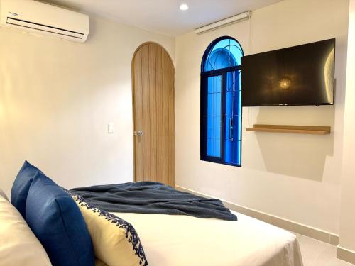 a room with a bed and a window at Villa kalah in Puerto Triunfo