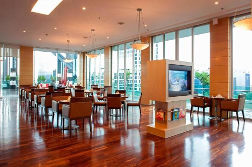 a restaurant with tables and chairs and a flat screen tv at Mexico City Marriott Reforma Hotel in Mexico City