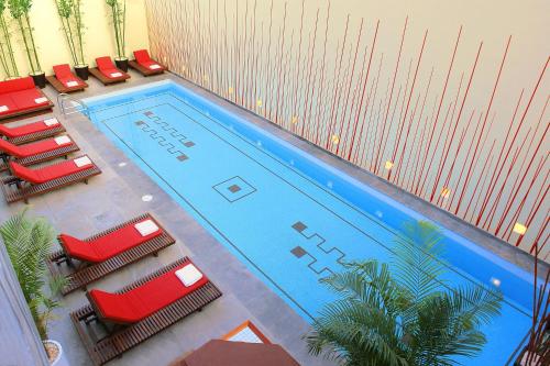 an overhead view of a swimming pool with red chairs at Mexico City Marriott Reforma Hotel in Mexico City