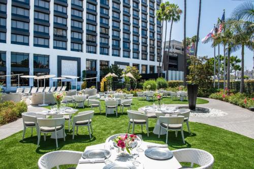 an outdoor dining area with tables and chairs and a building at Beverly Hills Marriott in Los Angeles
