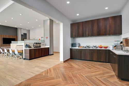 Kuchyň nebo kuchyňský kout v ubytování TownePlace Suites by Marriott Columbus Dublin