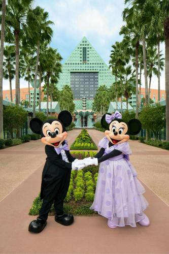 Επισκέπτες που μένουν στο Walt Disney World Swan