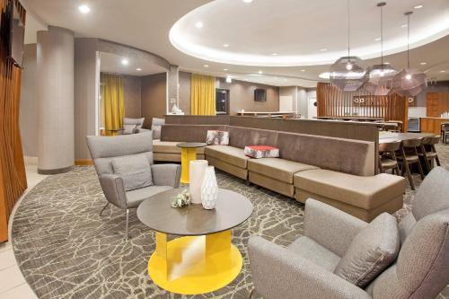 Ein Sitzbereich in der Unterkunft Springhill Suites by Marriott Wichita East At Plazzio