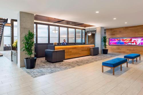 SpringHill Suites Madisonにあるテレビまたはエンターテインメントセンター
