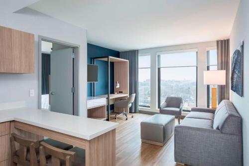 マディソンにあるSpringHill Suites Madisonのキッチン、リビングルーム(ソファ、デスク付)