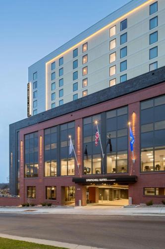マディソンにあるSpringHill Suites Madisonの旗の目の前の大きな建物