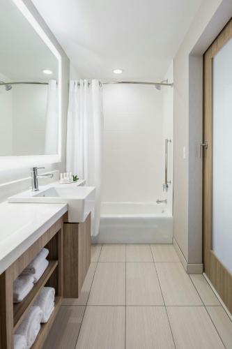 SpringHill Suites Madisonにあるバスルーム