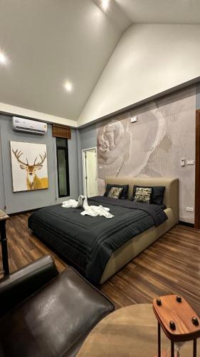 a bedroom with a large bed and a couch at Alisto Khaoyai in Wangkata