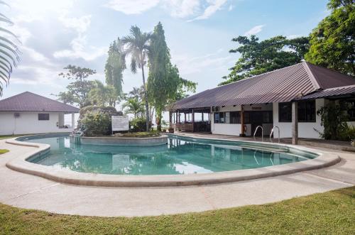 Piscina de la sau aproape de Go Resort