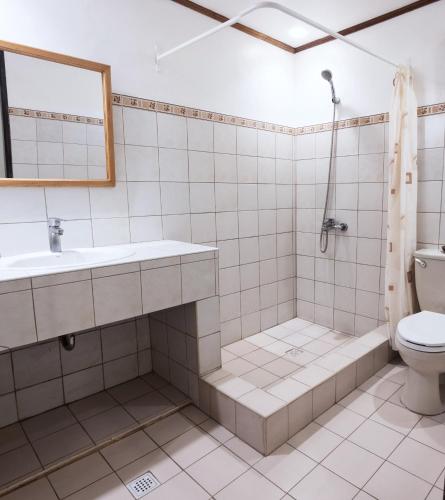 Un baño de Go Resort