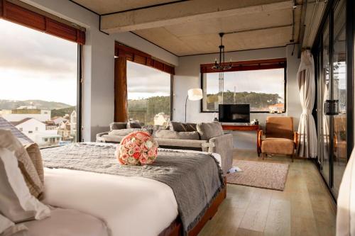 Un dormitorio con una cama y una sala de estar. en HT House, en Da Lat