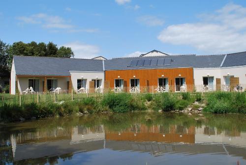 Výhled na řeku, která protéká v blízkosti prázdninového areálu