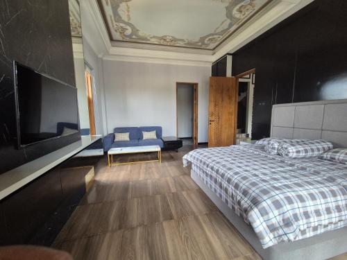 Ένα ή περισσότερα κρεβάτια σε δωμάτιο στο Guest House Omah Jawi