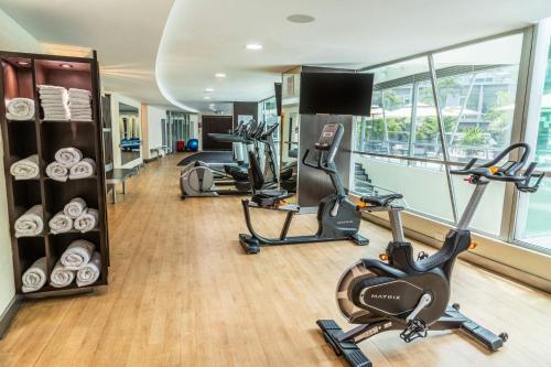 a gym with treadmills ellipticals and exercise bikes at Sheraton Guayaquil in Guayaquil