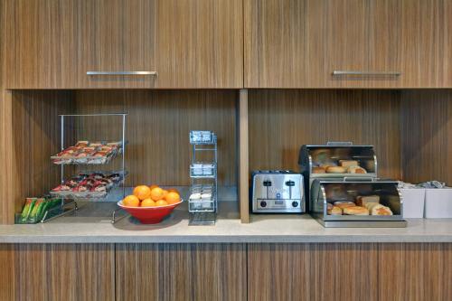 a kitchen with a counter with a bowl of oranges at TownePlace Suites by Marriott Indianapolis Downtown in Indianapolis
