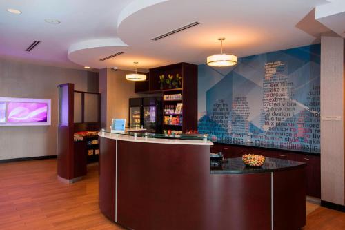 Lounge nebo bar v ubytování SpringHill Suites Birmingham Colonnade