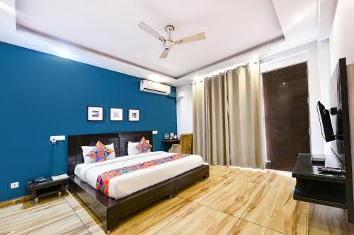 Postel nebo postele na pokoji v ubytování FabHotel City Suits Near Medanta- The Medicity, Gurugram