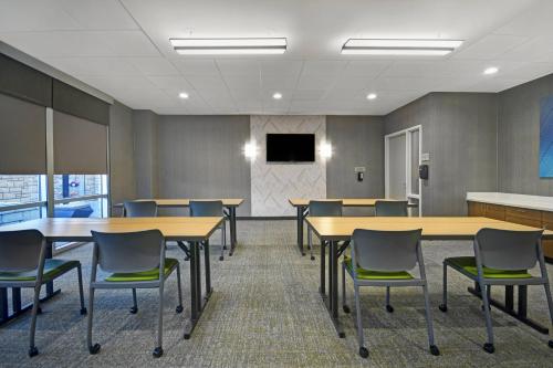 Televisyen dan/atau pusat hiburan di SpringHill Suites by Marriott St. Paul Arden Hills