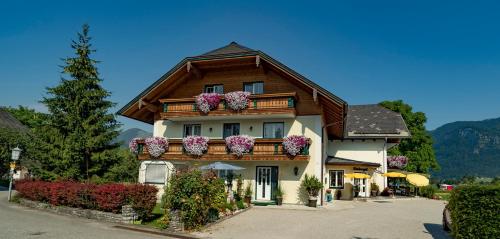 a house with flower boxes on the balcony at Gästehaus Kloibergütl in Sankt Gilgen