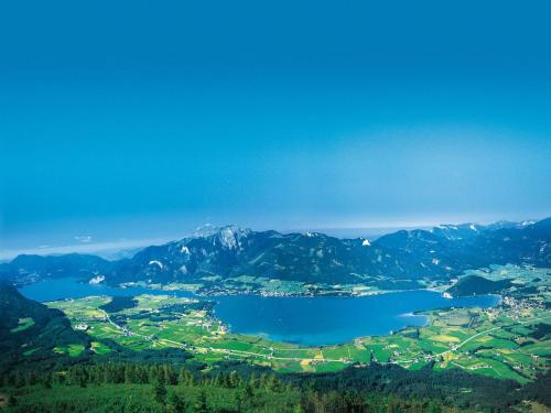 an aerial view of a lake in the mountains at Gästehaus Kloibergütl in Sankt Gilgen