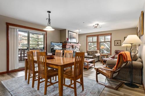 Χώρος καθιστικού στο 2201 - Two Bedroom Standard Eagle Springs East condo