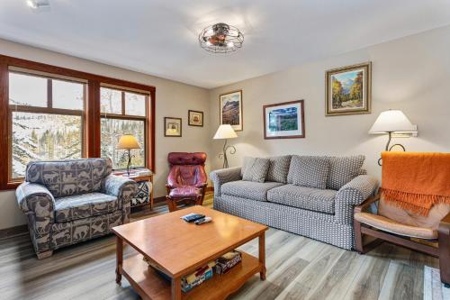 Χώρος καθιστικού στο 2201 - Two Bedroom Standard Eagle Springs East condo