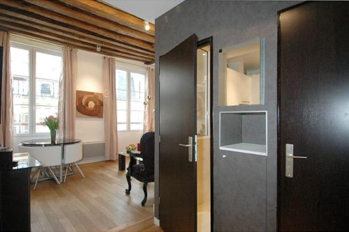 パリにあるHolidaysInParis-Bourg Tibourg IIの廊下、ドア、デスクが備わる客室です。