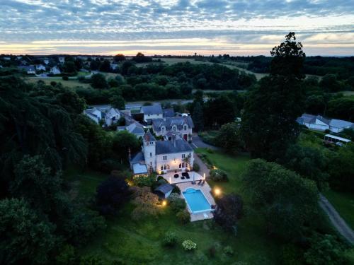 - une vue aérienne sur une maison avec une piscine sur la pelouse dans l'établissement Magnifique maison de maître saumuroise, à Saumur