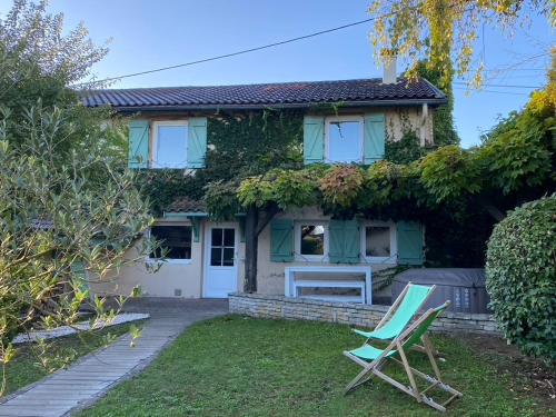 La Petite Maison, jardin et jacuzzi, proche de Lyon