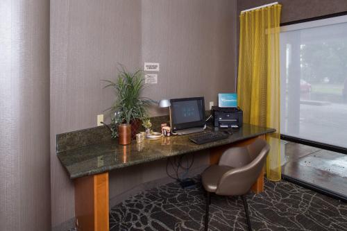 Televisyen dan/atau pusat hiburan di SpringHill Suites by Marriott Billings