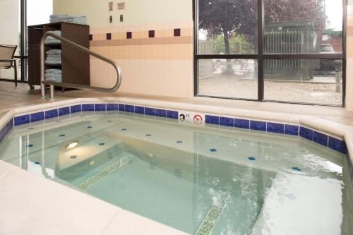 Kolam renang di atau dekat dengan SpringHill Suites by Marriott Billings