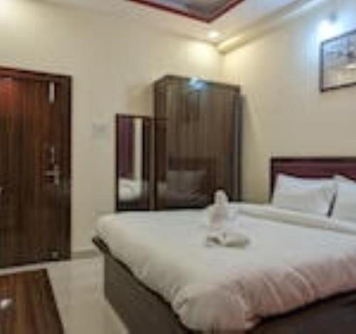 a bedroom with a large bed in a room at Hotel Aashirvad Inn in Rānchī