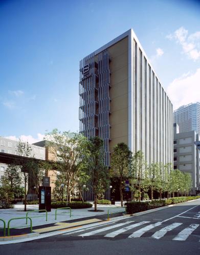 a tall building on the side of a city street at Hotel Gracery Tokyo Tamachi in Tokyo