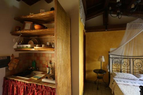 cocina con fregadero en una habitación con cama en B&B La Casuccia Di Assisi, en Asís