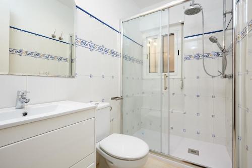 y baño con ducha, aseo y lavamanos. en DIFFERENTFLATS Morsa, en Salou