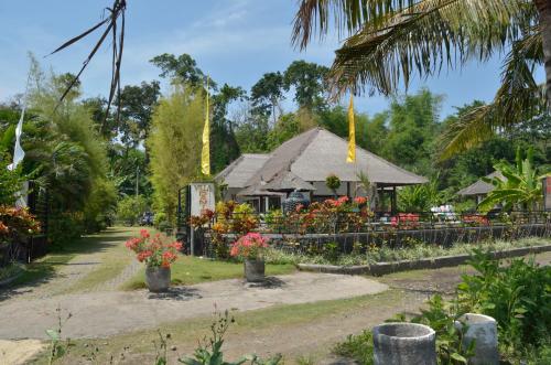 a garden with a flower shop in the background at Villa Danison in Umeanyar