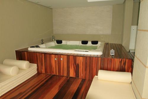 a jacuzzi tub in the middle of a room at Cobertura Duplex Vista Mar in Mangaratiba