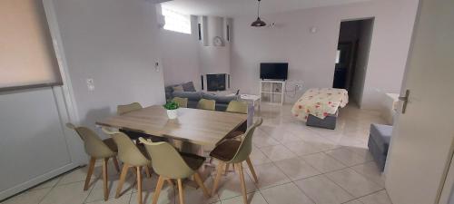 Gianni & Sophia airport house